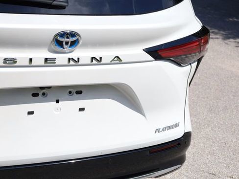 Used 2025 Toyota Sienna Platinum image 27