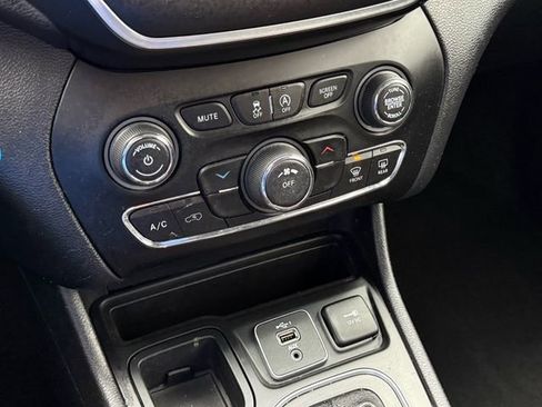 Used 2020 Jeep Cherokee Latitude w/ Cold Weather Group image 17