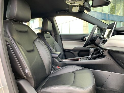 Used 2025 Jeep Compass Limited image 36