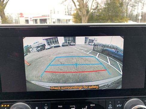 Used 2024 Toyota Highlander XLE image 22