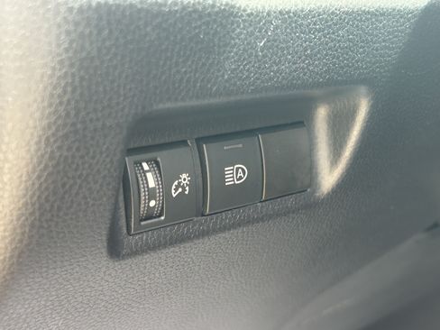 Used 2019 Toyota RAV4 LE AWD/4WD image 15