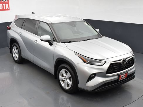 Used 2023 Toyota Highlander LE AWD/4WD image 24