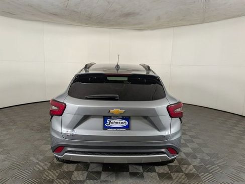 Certified 2025 Chevrolet Trax LT w/ LT Convenience Package FWD image 6