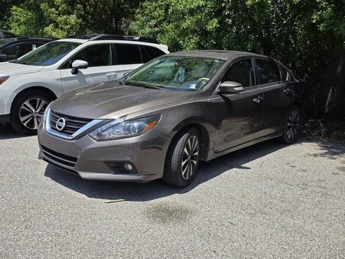 Used 2017 Nissan Altima 2.5 SL w/ 2.5 Technology Package FWD image 4