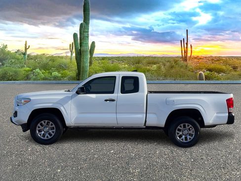 Used 2016 Toyota Tacoma SR image 3