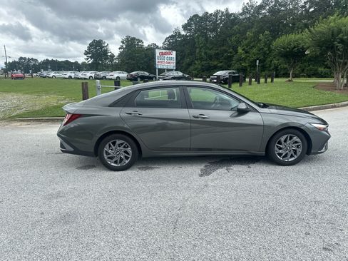 Used 2024 Hyundai Elantra SEL FWD image 4