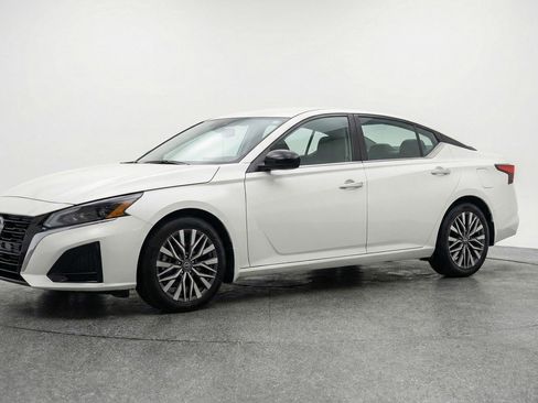 Used 2025 Nissan Altima 2.5 SV FWD image 3
