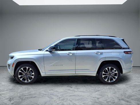 Used 2023 Jeep Grand Cherokee Overland RWD image 4