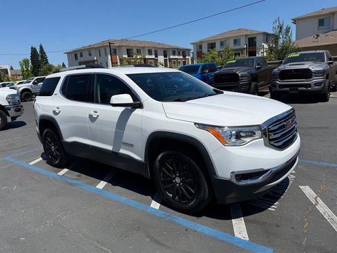 Used 2018 GMC Acadia SLT FWD image 2