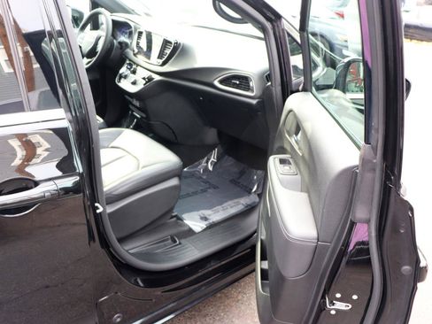 Used 2025 Chrysler Pacifica Select FWD image 17
