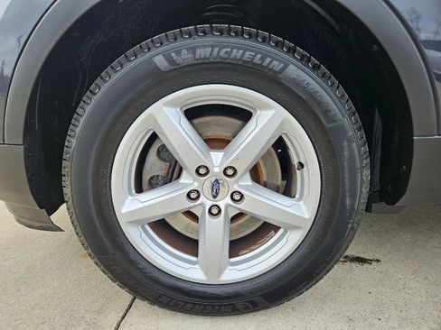 Used 2017 Ford Explorer XLT w/ Equipment Group 202A AWD/4WD image 9