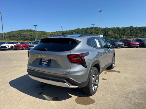 Used 2026 Chevrolet Trax LT FWD image 4