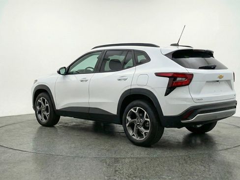 Used 2025 Chevrolet Trax LT w/ LT Convenience Package image 6