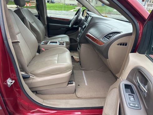 Used 2015 Chrysler Town & Country Touring FWD image 12