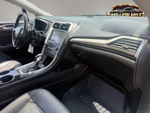 Used 2013 Ford Fusion SE FWD image 19