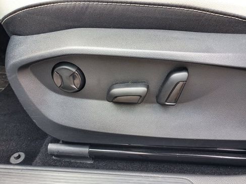 Used 2025 Volkswagen Taos SE AWD/4WD image 17