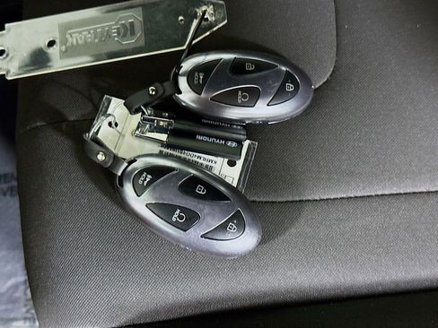 Certified 2025 Hyundai Elantra Sport image 31