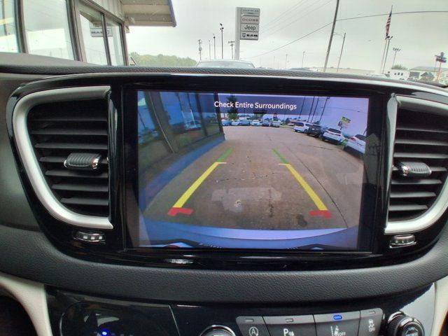 Used 2024 Chrysler Pacifica Touring-L FWD image 5