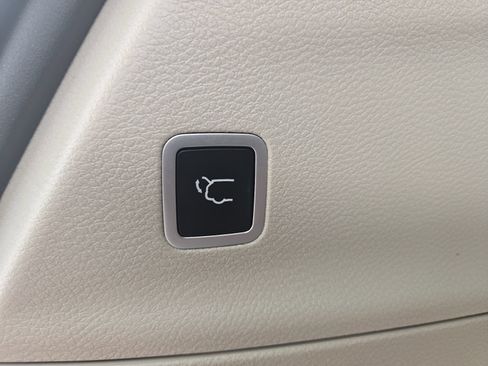 Used 2018 Chrysler Pacifica Touring-L FWD image 8