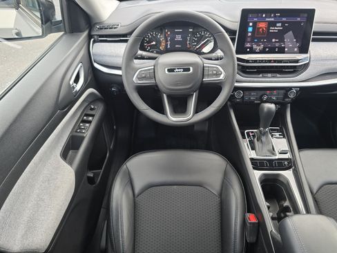 Used 2022 Jeep Compass Latitude AWD/4WD image 3