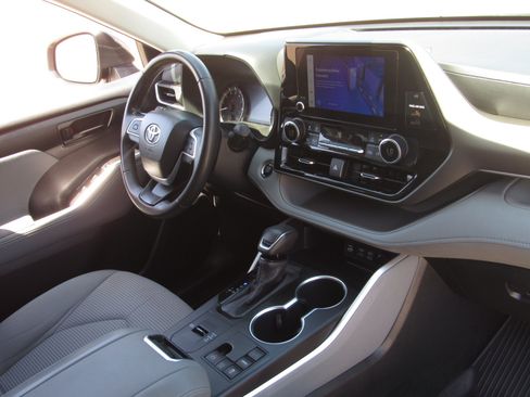 Used 2023 Toyota Highlander LE FWD image 9