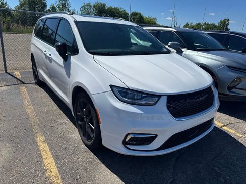 Used 2025 Chrysler Pacifica Limited FWD image 5
