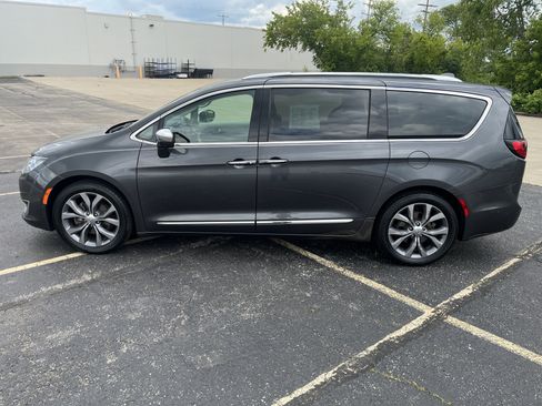 Used 2019 Chrysler Pacifica Limited w/ Tire & Wheel Group FWD image 3