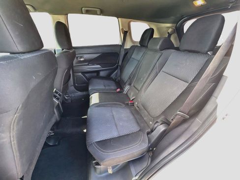 Used 2020 Mitsubishi Outlander ES FWD image 12