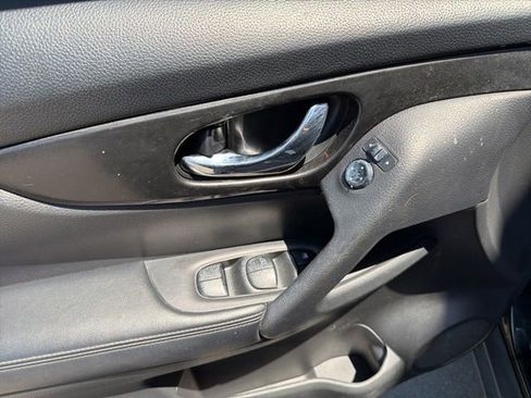 Used 2019 Nissan Rogue SV AWD/4WD image 23
