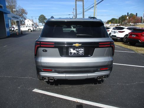 Used 2025 Chevrolet Traverse LT image 4
