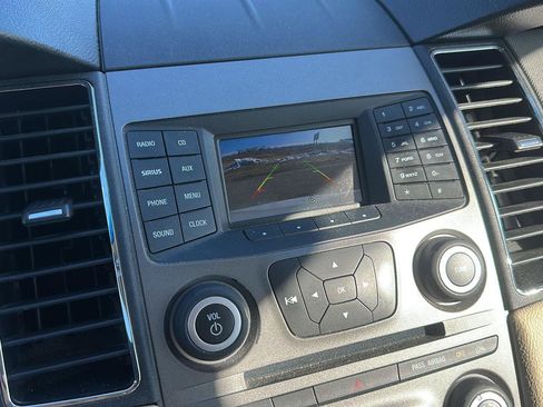 Used 2018 Ford Taurus SE image 18