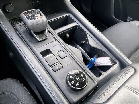 Used 2024 Nissan Pathfinder S image 32