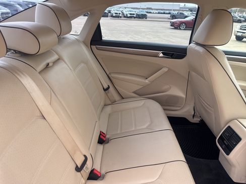 Used 2017 Volkswagen Passat 1.8T SE image 33