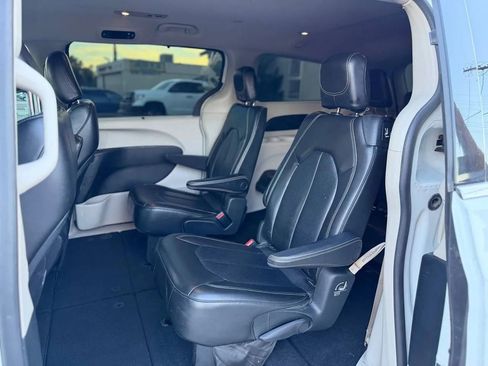 Used 2020 Chrysler Voyager Lxi image 21