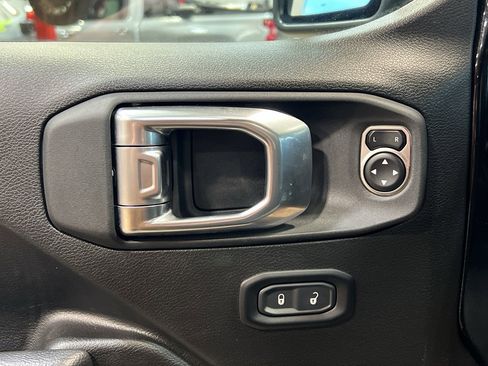 Used 2025 Jeep Wrangler Willys image 10