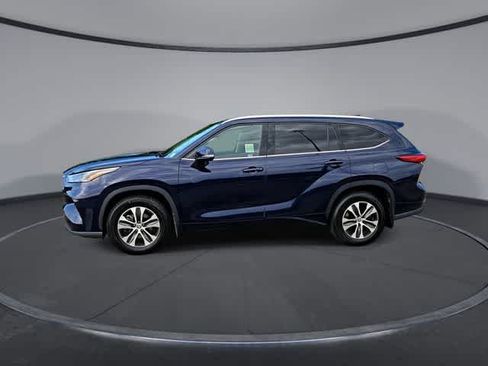 Used 2022 Toyota Highlander XLE AWD/4WD image 4