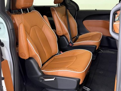 New 2026 Chrysler Pacifica Pinnacle w/ Trailer Tow Group image 17