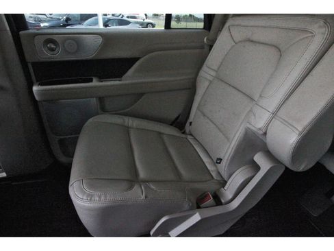 Used 2021 Lincoln Navigator Reserve w/ Luxury Package RWD image 14