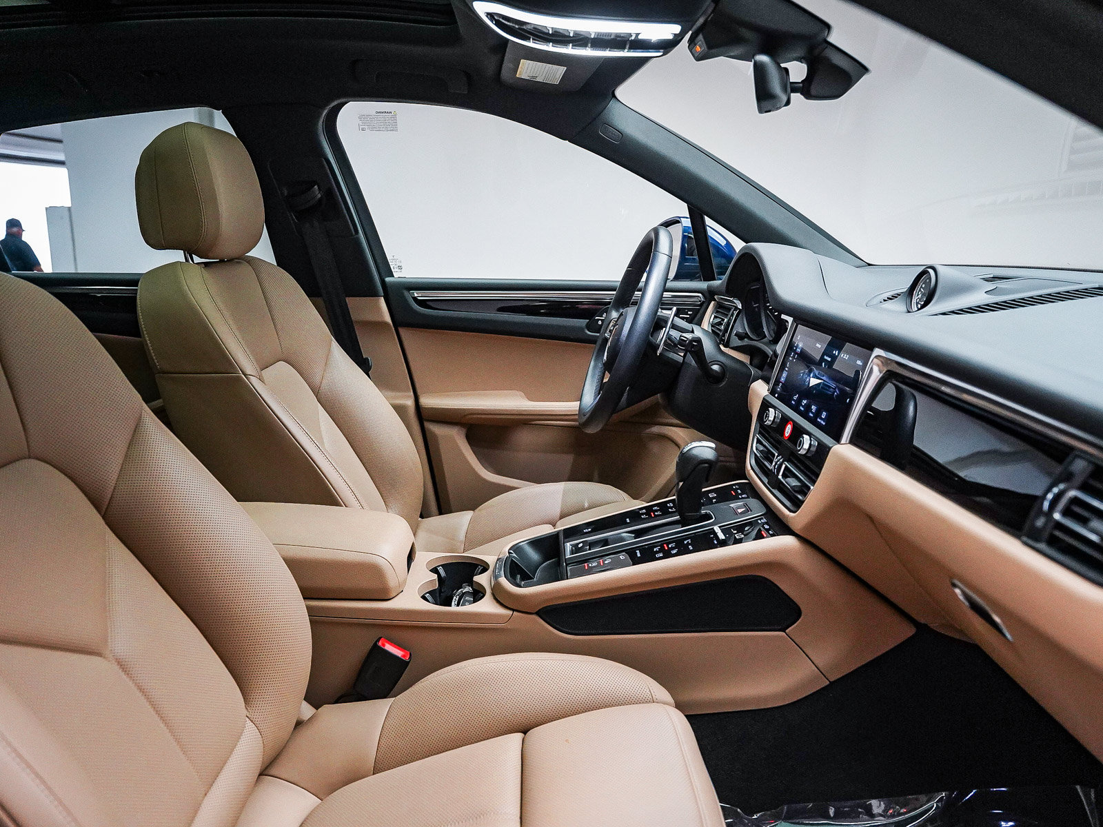 Certified 2025 Porsche Macan AWD/4WD image 21