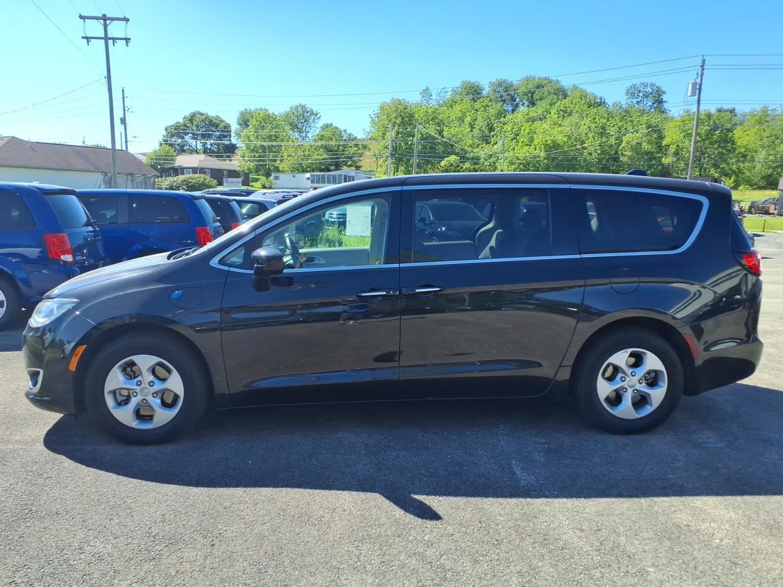 Used 2018 Chrysler Pacifica Touring Plus FWD image 2