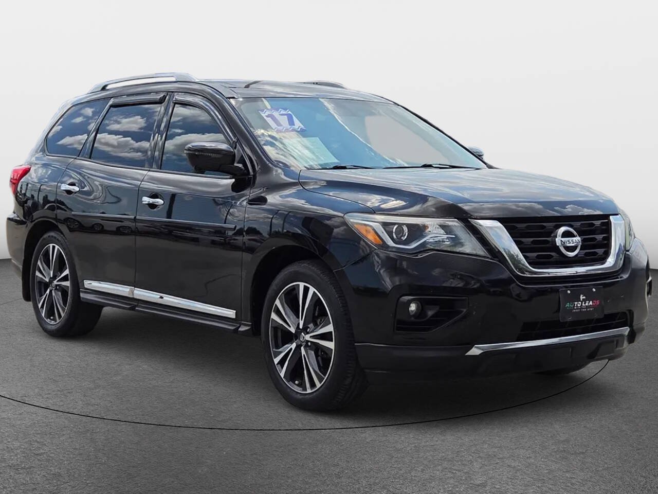 Used 2017 Nissan Pathfinder Platinum FWD image 2