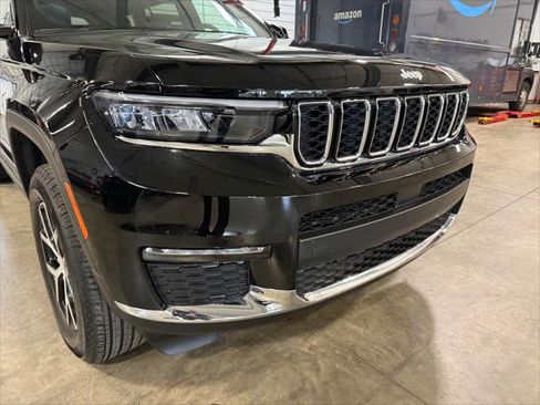 Certified 2025 Jeep Grand Cherokee L Limited AWD/4WD image 2