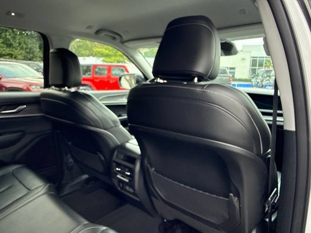 Used 2023 Jeep Grand Cherokee Limited w/ Black Appearance Package AWD/4WD image 27