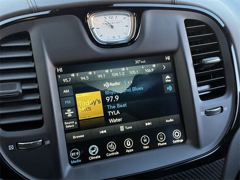 Used 2023 Chrysler 300 C image 18