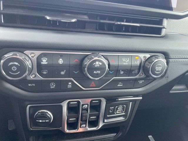 Used 2026 Jeep Wrangler Unlimited Sahara AWD/4WD image 9