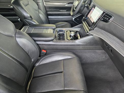 Used 2024 Jeep Wagoneer L Series II RWD image 10