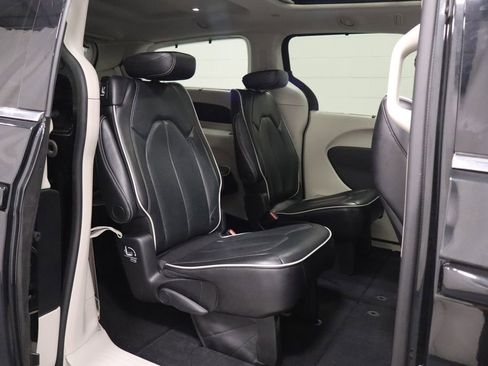 Used 2023 Chrysler Pacifica Limited image 16