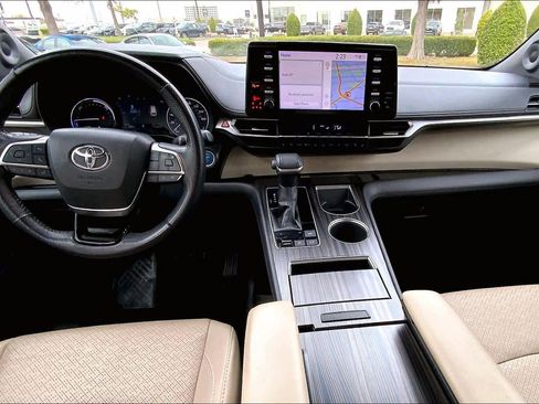 Used 2021 Toyota Sienna Limited image 14
