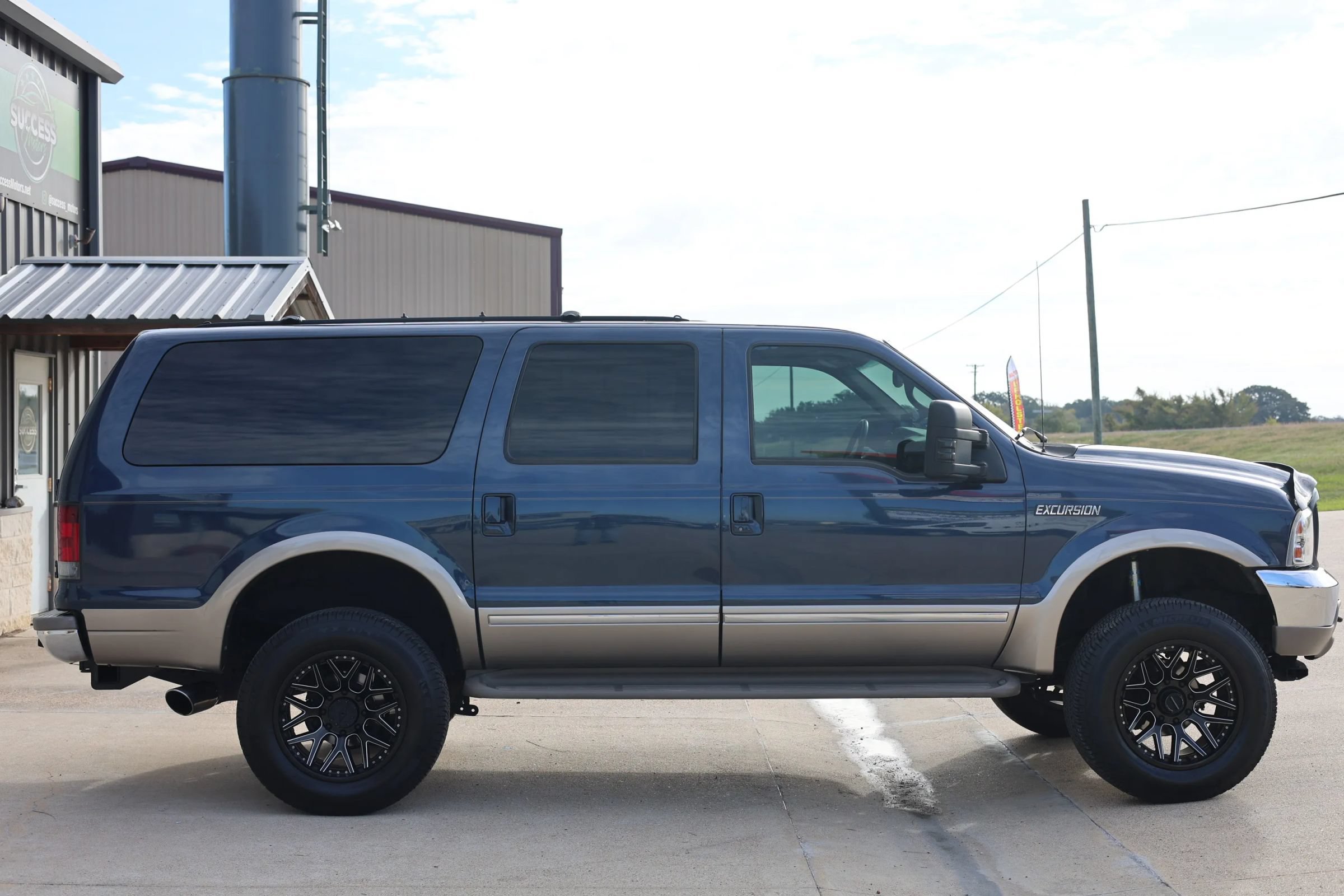 Used 2002 Ford Excursion Limited AWD/4WD image 2