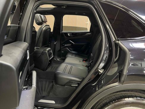 Used 2019 Porsche Cayenne w/ Premium Package AWD/4WD image 30